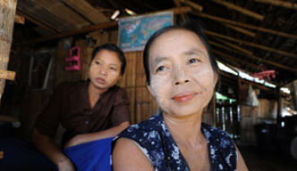 gallery - Women in Mae La Camp with thanaka on their faces